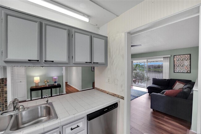 Building Photo - 2737 S Oakland Forest Dr