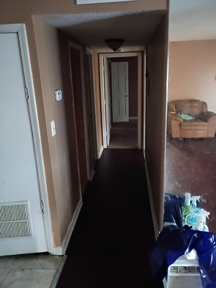 Building Photo - 1523 Camelot Dr