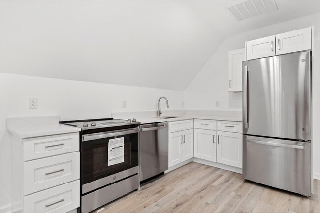 Building Photo - "Spacious 4-Bed Oasis with Guest Suite on ...