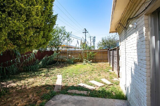Building Photo - 2215 Mission Hill Dr