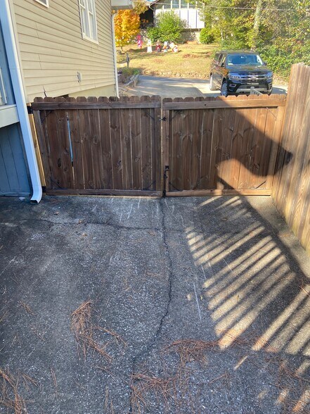 Building Photo - 907 Irving Rd