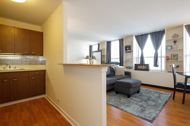 Building Photo - 2626 N Lakeview Ave