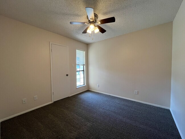 Building Photo - 408 Briar Square