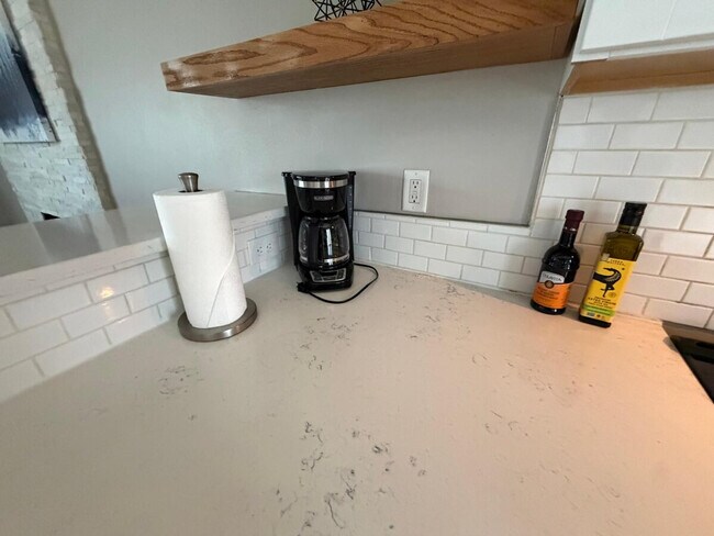 Building Photo - 6913 Etzel Ave