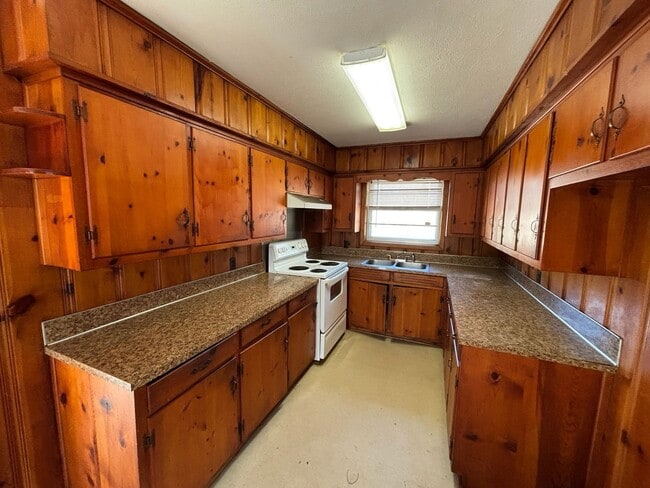 Building Photo - Wonderful Home With Lots Of Charm. Located in Seale Alabama!