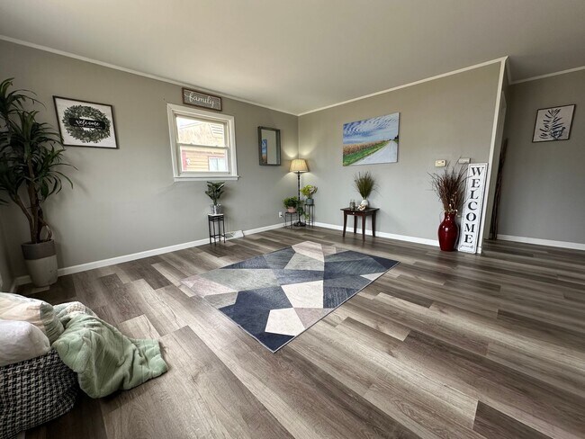 Building Photo - Spacious 2 bed, 1 bath home for rent in NE Waterloo available IMMEDIATELY .