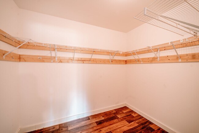 Building Photo - Spacious 5-Bedroom End-Unit Townhome in Reston with 3 Finished Levels, Renovated Kitchen & Fenced...