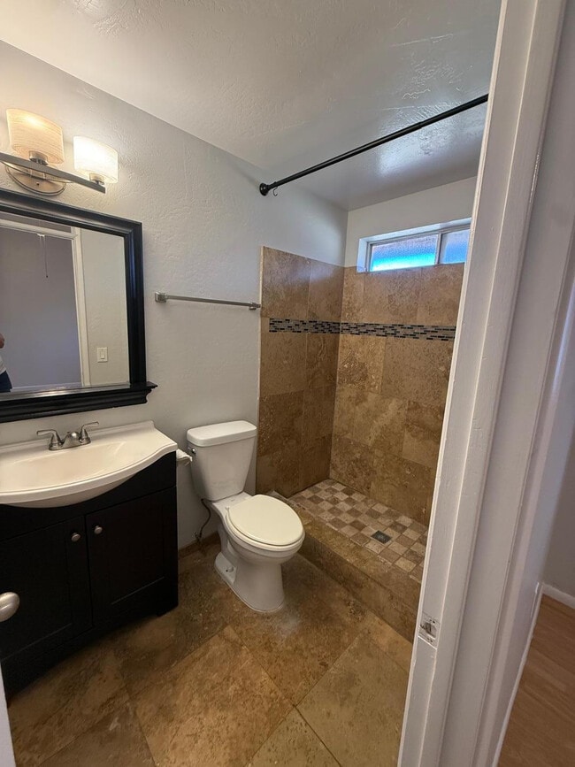 Building Photo - 2527 S Maple Ave