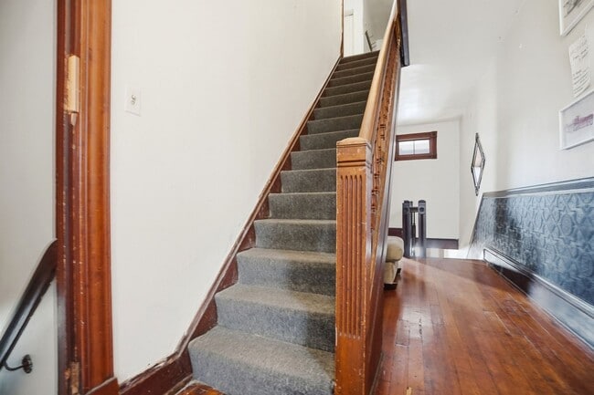 Building Photo - 7 bed/2 bath on Rohs St., Mins. from UC for Only $600/pp ($4,200/mo)!