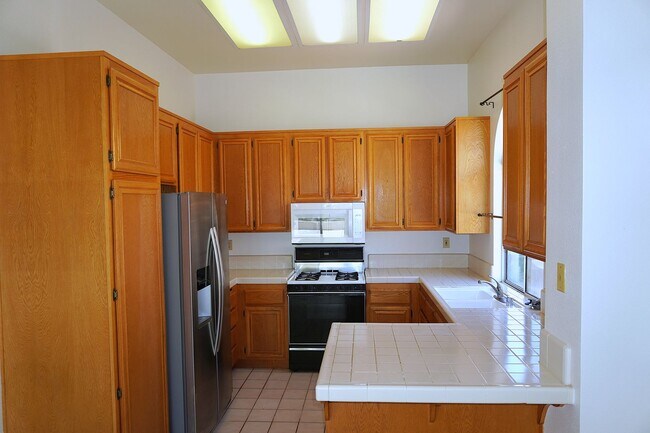 Building Photo - 1366 Fairway Oaks Ave