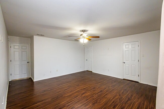 Building Photo - 5520 Stallion Ln