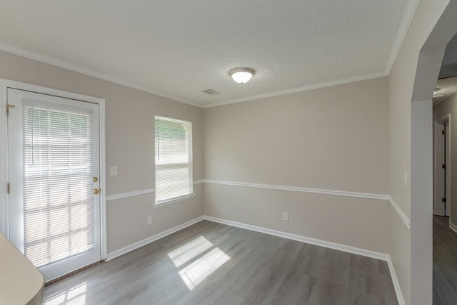 Building Photo - $1,395 - 3 bed/2 bath house for rent, fully renovated!