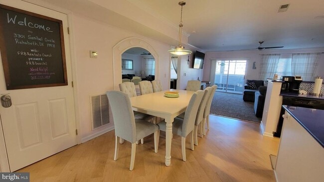 Building Photo - 3300 Sanibel Cir