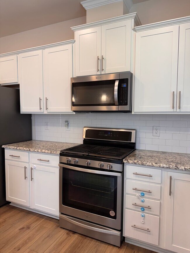 Building Photo - 3BR 2.5BA Townhome