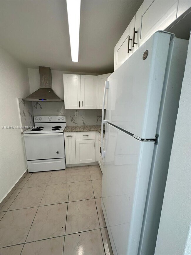 Building Photo - 666 W 81st St