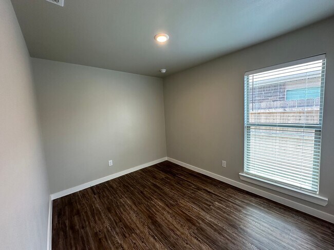 Building Photo - 405 E 21st St