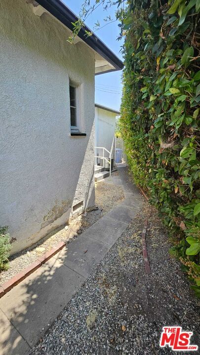 Building Photo - 2615 Edgehill Dr