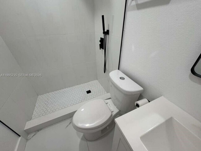 Building Photo - 230 E 56th St