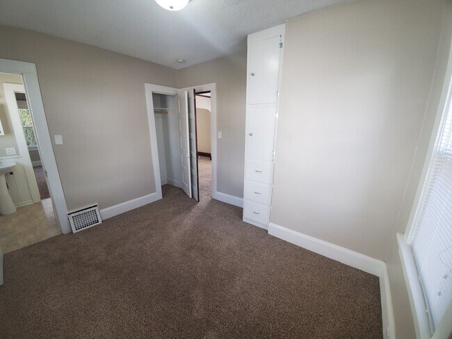 Building Photo - 2 bedroom, 1 bathroom with 1 car garage!