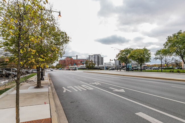 Building Photo - 513 S Damen Ave