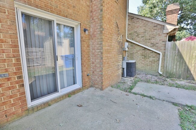 Building Photo - All Brick, End Unit Townhome in Kempsville...