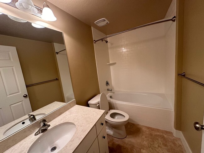 Building Photo - Orem Townhome - Hillcrest Neighborhood