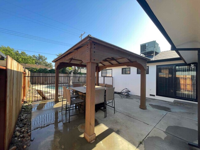 Building Photo - 2308 Aladdin Way