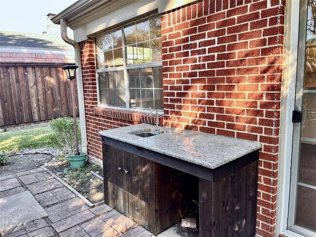 Building Photo - 15621 Terrace Lawn Cir