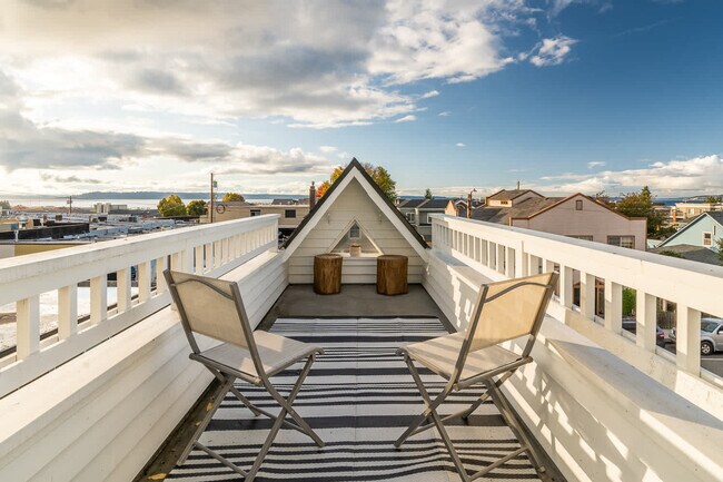 Building Photo - 116 4th Ave N