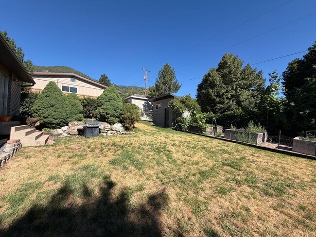 Building Photo - Spacious 4 Bed, 2 Bath Home with Fenced Yard
