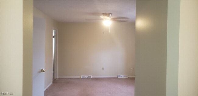 Building Photo - 13900-UP Kirtland St