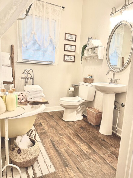 Building Photo - 417 S Prairieville St