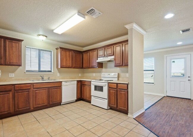 Building Photo - Spacious 3 bedroom 2.5 Bath Duplex in Gate...