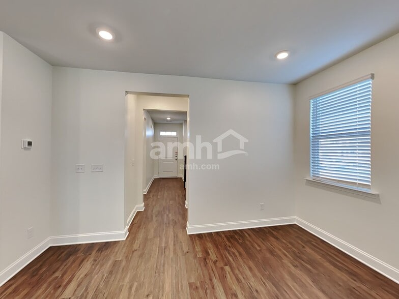 Building Photo - 616 Rivermist Dr