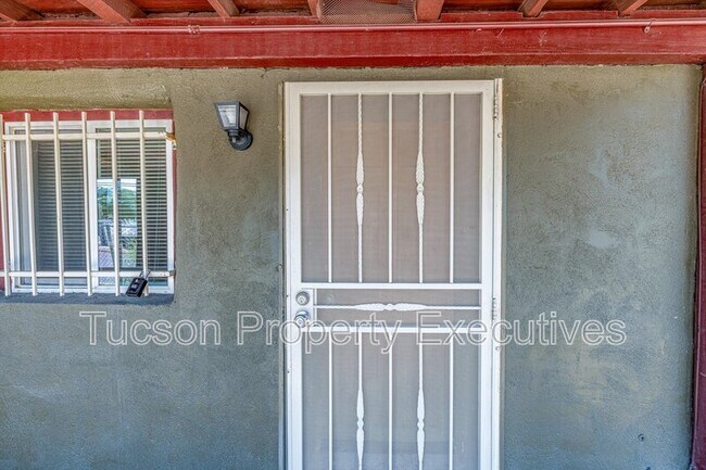 Building Photo - 2034 S 5th Ave