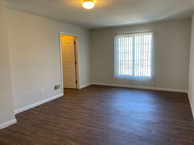 Building Photo - Shelby Twp 2-bedroom, 2-bath condo-style w...