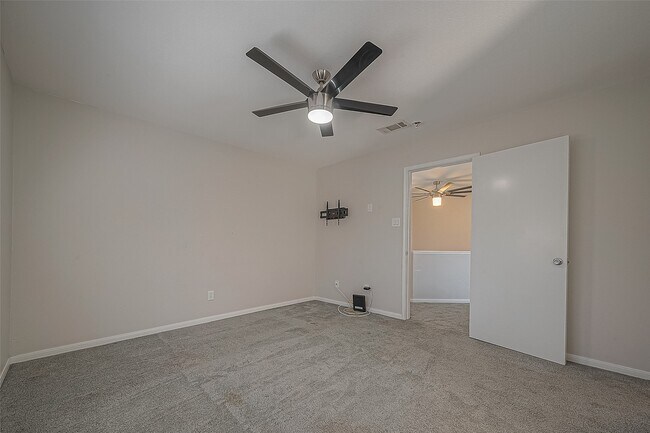 Building Photo - 2323 Pine Cone Dr