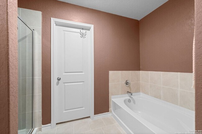 Building Photo - 511 Diamond Shls