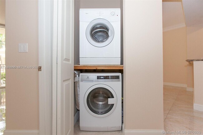 Building Photo - 3001 NE 185th St