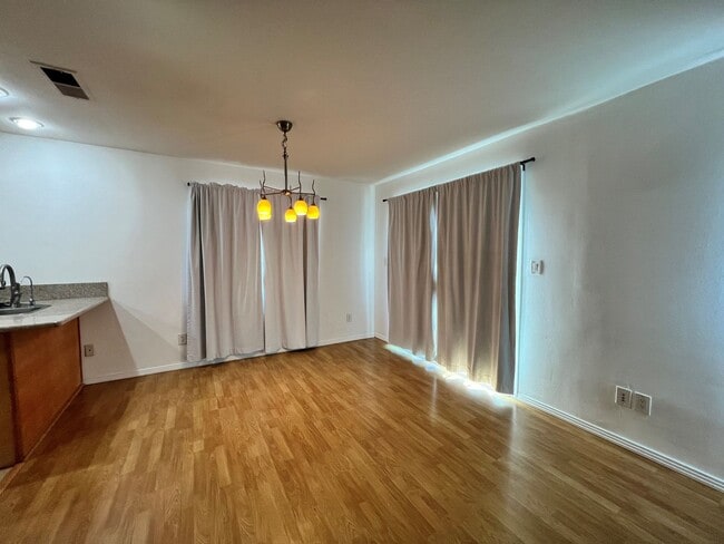 Building Photo - 3 Bedroom 1.5 Bathroom in Torrance