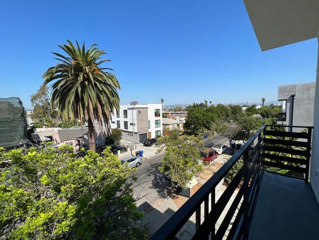 Building Photo - 2416 Carmona Ave