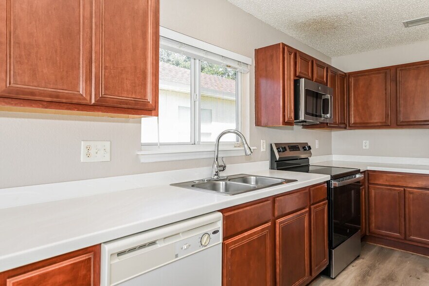 Building Photo - 9016 Redtail Dr