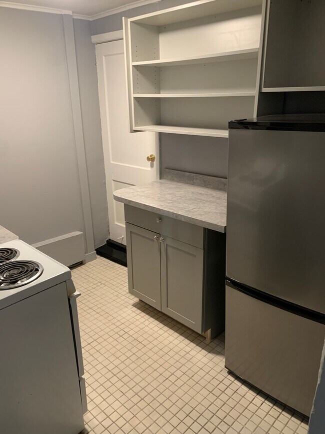 Building Photo - Spacious 1-Bedroom Apartment with Parking & Shared Yard — Midtown Kingston