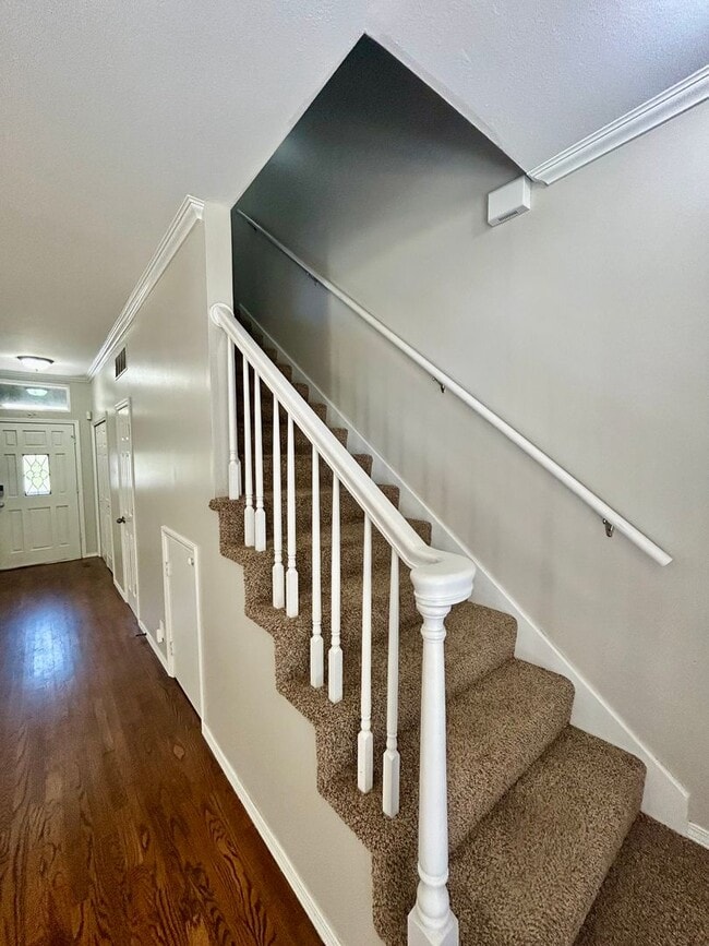 Building Photo - Fabulous townhouse in a private and quiet ...