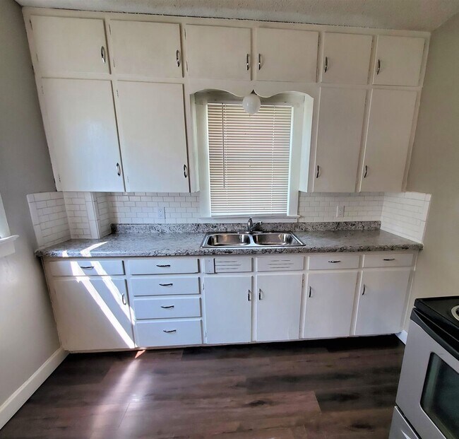 Building Photo - Remodeled 2 Bd with huge kitchen, dining room and living room