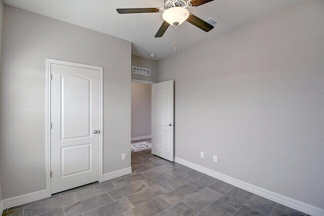 Building Photo - 7530 Sable Creek Dr
