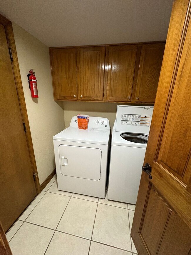 Building Photo - Vacation Rental: Golf Course Views Country Club Townhome