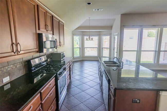Building Photo - 2542 Ravenwood Dr