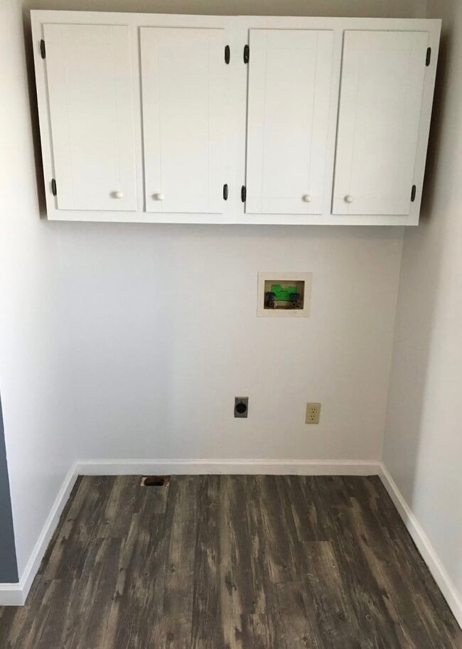 Building Photo - 114 Maplelawn St