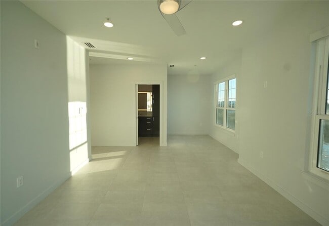 Building Photo - 5000 Culbreath Key Way